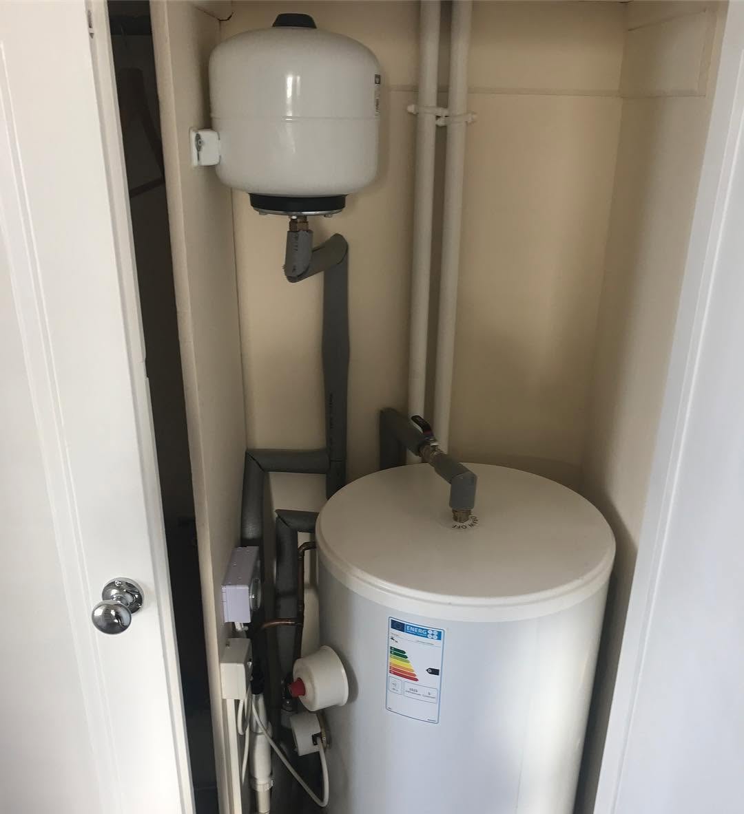 Unvented cylinder installation for high-pressure hot water system